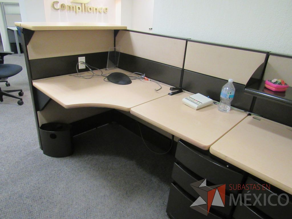Lote 030 - Mueble de recepción de mampara metálica color beige con 1 repisa, 2 archiveros de pedestal de 3 cajones y cubierta superior - Imagen 7