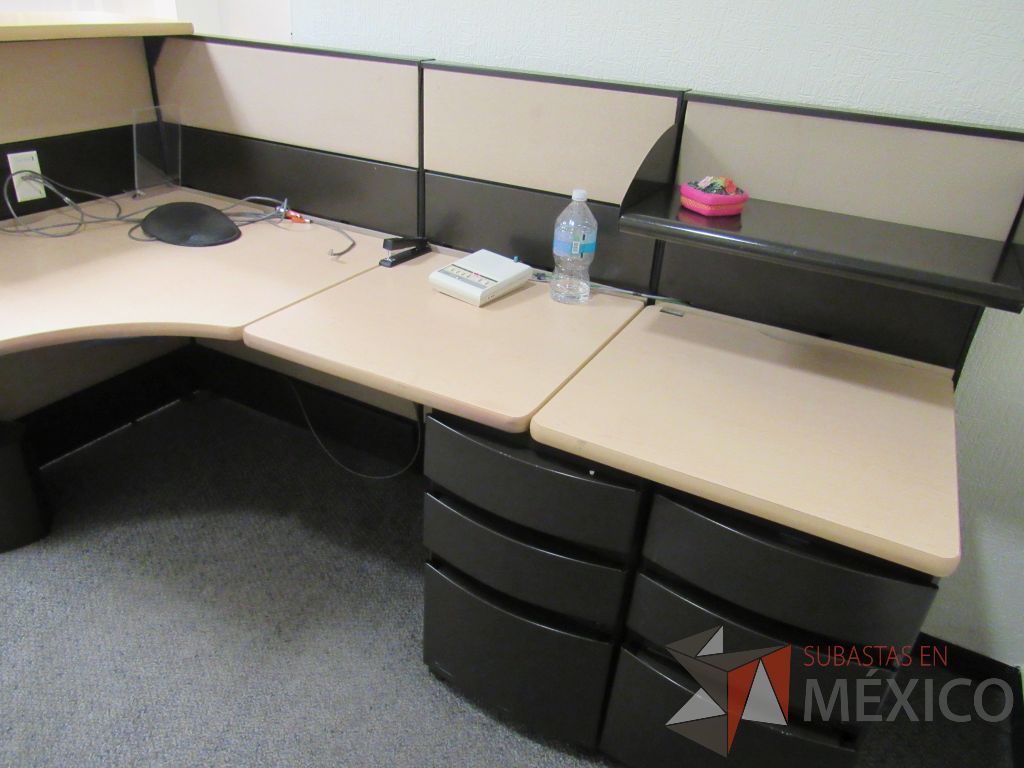 Lote 030 - Mueble de recepción de mampara metálica color beige con 1 repisa, 2 archiveros de pedestal de 3 cajones y cubierta superior - Imagen 8