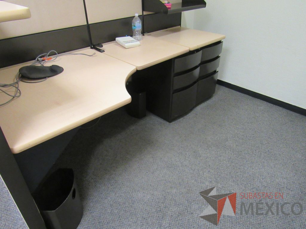 Lote 030 - Mueble de recepción de mampara metálica color beige con 1 repisa, 2 archiveros de pedestal de 3 cajones y cubierta superior - Imagen 9