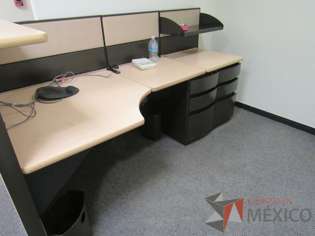 Lote 030 - Mueble de recepción de mampara metálica color beige con 1 repisa, 2 archiveros de pedestal de 3 cajones y cubierta superior - Imagen 10