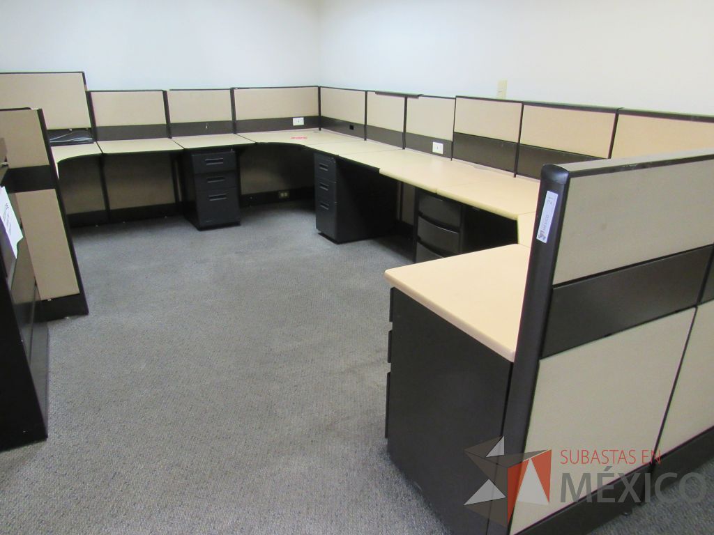 Lote 033 - Estación de trabajo de mampara metálica color beige para 7 personas con 6 repisas y 6 archiveros de pedestal de 3 cajones - Imagen 2