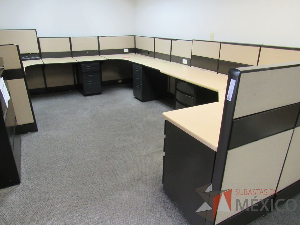 Lote 033 - Estación de trabajo de mampara metálica color beige para 7 personas con 6 repisas y 6 archiveros de pedestal de 3 cajones