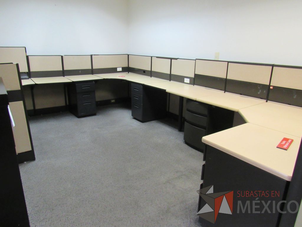 Lote 033 - Estación de trabajo de mampara metálica color beige para 7 personas con 6 repisas y 6 archiveros de pedestal de 3 cajones - Imagen 3