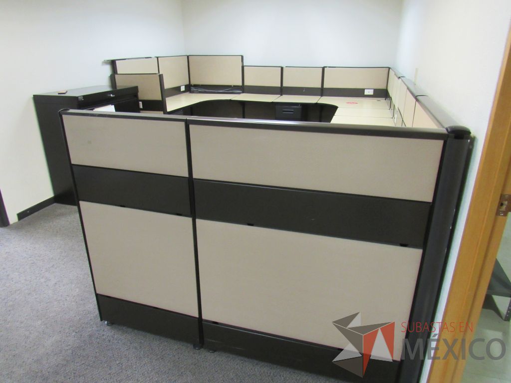 Lote 033 - Estación de trabajo de mampara metálica color beige para 7 personas con 6 repisas y 6 archiveros de pedestal de 3 cajones - Imagen 4