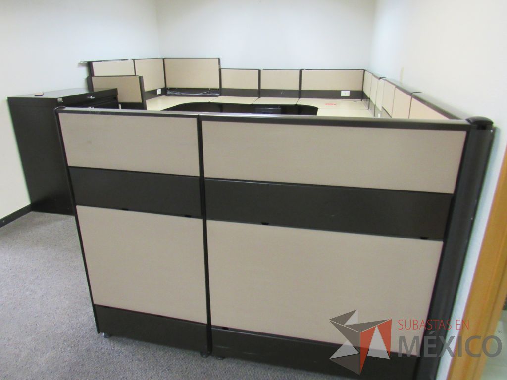 Lote 033 - Estación de trabajo de mampara metálica color beige para 7 personas con 6 repisas y 6 archiveros de pedestal de 3 cajones - Imagen 5