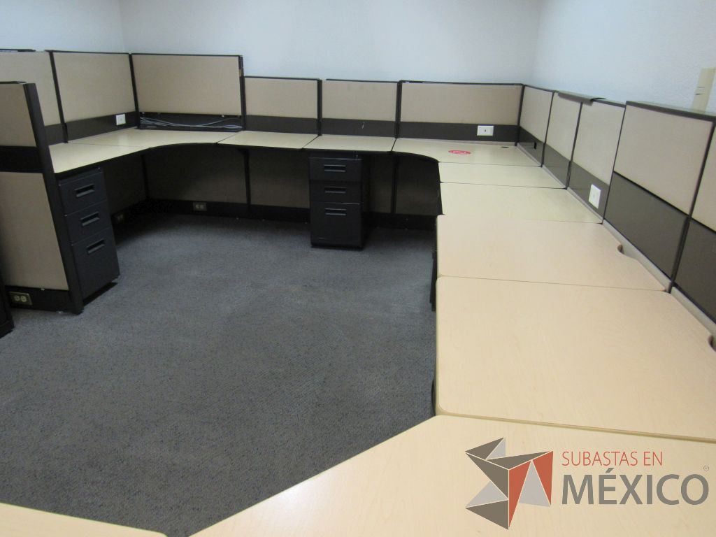 Lote 033 - Estación de trabajo de mampara metálica color beige para 7 personas con 6 repisas y 6 archiveros de pedestal de 3 cajones - Imagen 6