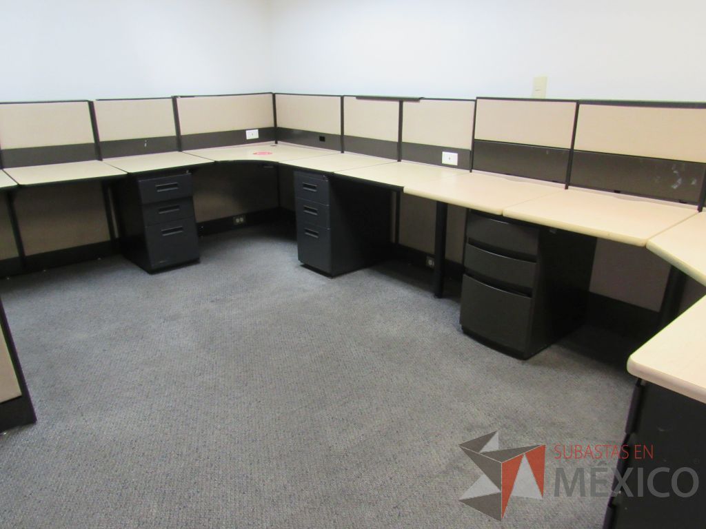 Lote 033 - Estación de trabajo de mampara metálica color beige para 7 personas con 6 repisas y 6 archiveros de pedestal de 3 cajones - Imagen 7