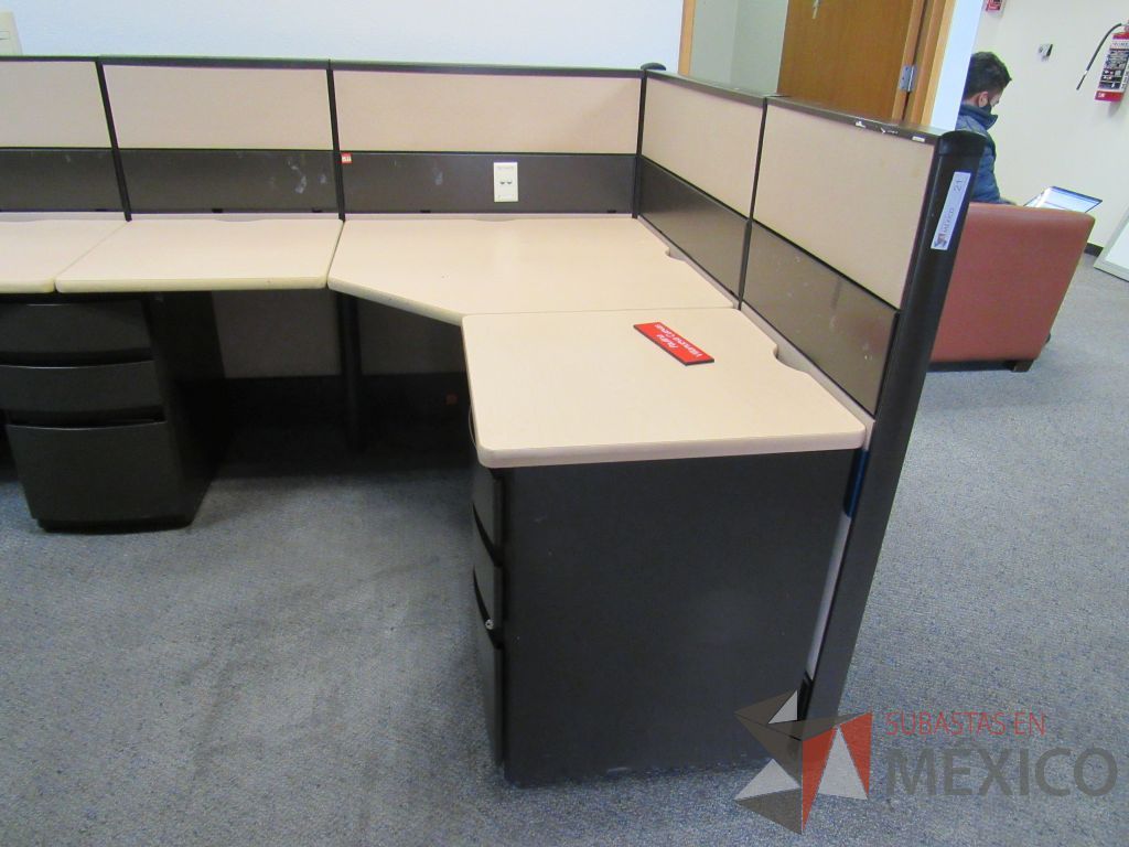 Lote 033 - Estación de trabajo de mampara metálica color beige para 7 personas con 6 repisas y 6 archiveros de pedestal de 3 cajones - Imagen 8