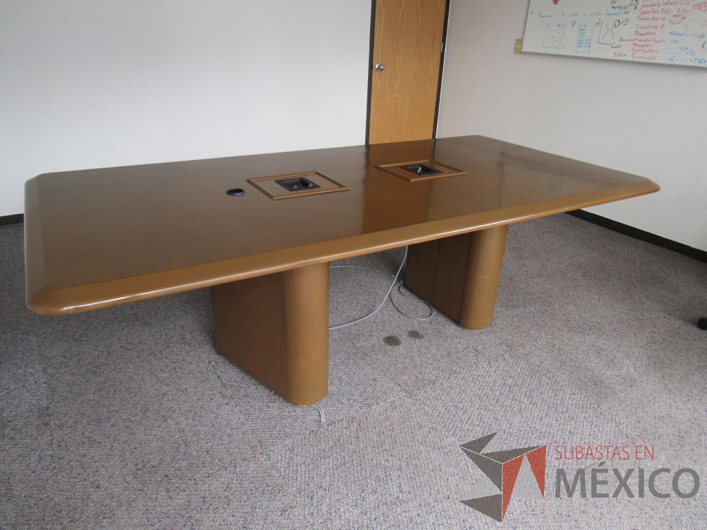 Lote 034 - Mesa de sala de juntas con accesorios para conexiones, base y cubierta color café - Imagen 2
