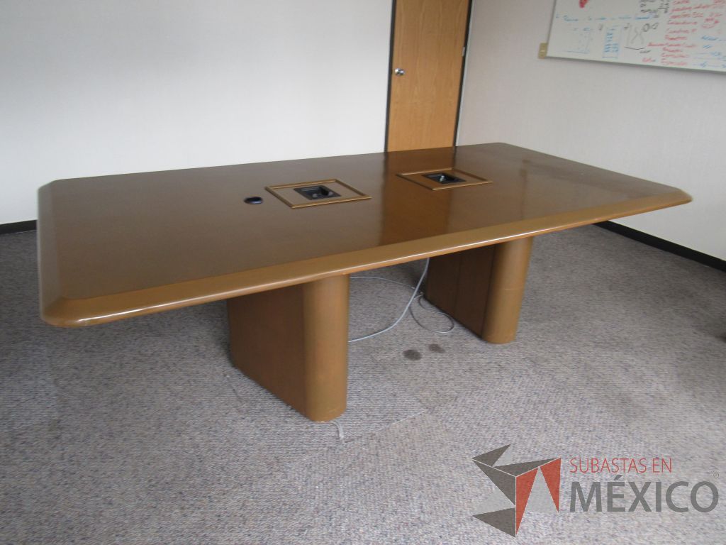 Lote 034 - Mesa de sala de juntas con accesorios para conexiones, base y cubierta color café