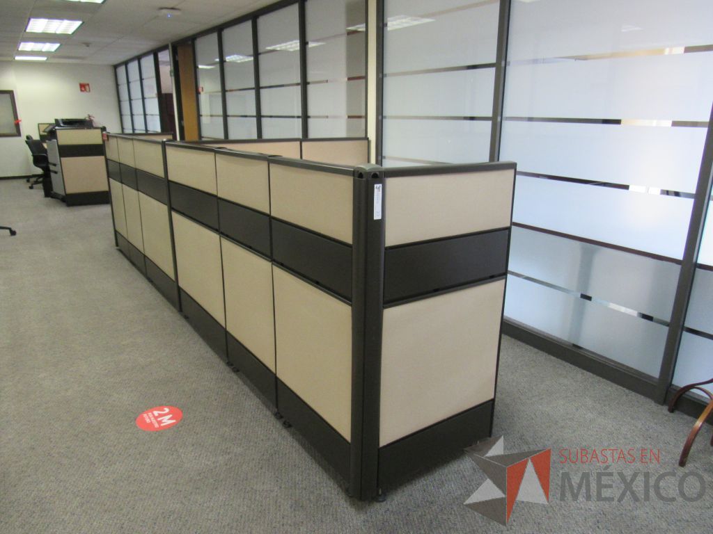 Lote 035 - Estación de trabajo de mampara metálica color beige para 2 personas con 2 archiveros de pedestal de 3 cajones - Imagen 2