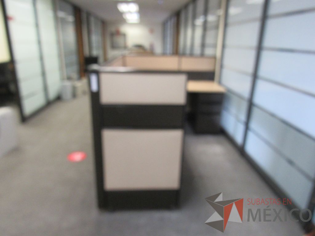 Lote 035 - Estación de trabajo de mampara metálica color beige para 2 personas con 2 archiveros de pedestal de 3 cajones - Imagen 4
