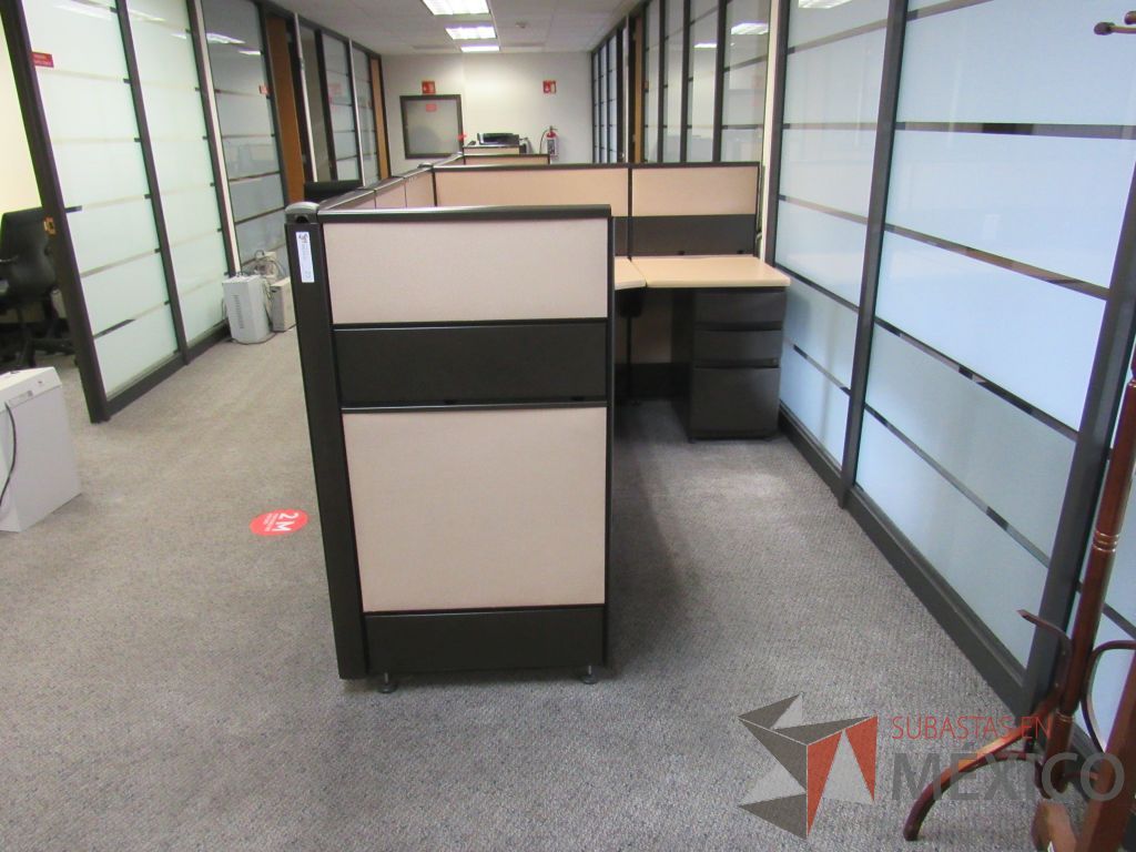 Lote 035 - Estación de trabajo de mampara metálica color beige para 2 personas con 2 archiveros de pedestal de 3 cajones - Imagen 5