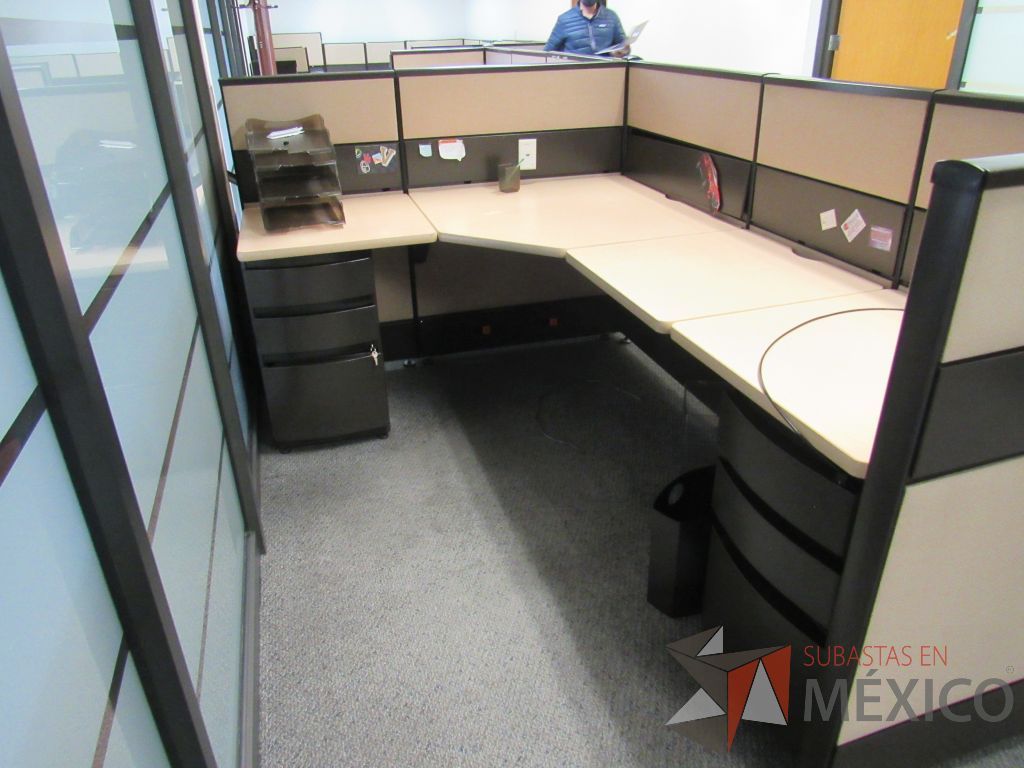 Lote 035 - Estación de trabajo de mampara metálica color beige para 2 personas con 2 archiveros de pedestal de 3 cajones - Imagen 7