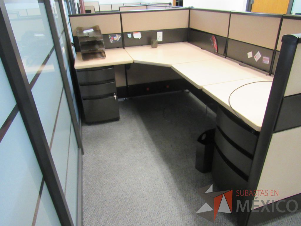 Lote 035 - Estación de trabajo de mampara metálica color beige para 2 personas con 2 archiveros de pedestal de 3 cajones - Imagen 8