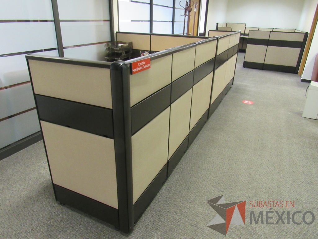 Lote 035 - Estación de trabajo de mampara metálica color beige para 2 personas con 2 archiveros de pedestal de 3 cajones - Imagen 9
