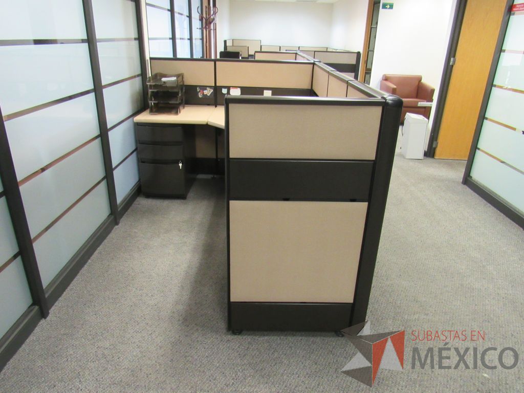 Lote 035 - Estación de trabajo de mampara metálica color beige para 2 personas con 2 archiveros de pedestal de 3 cajones - Imagen 10