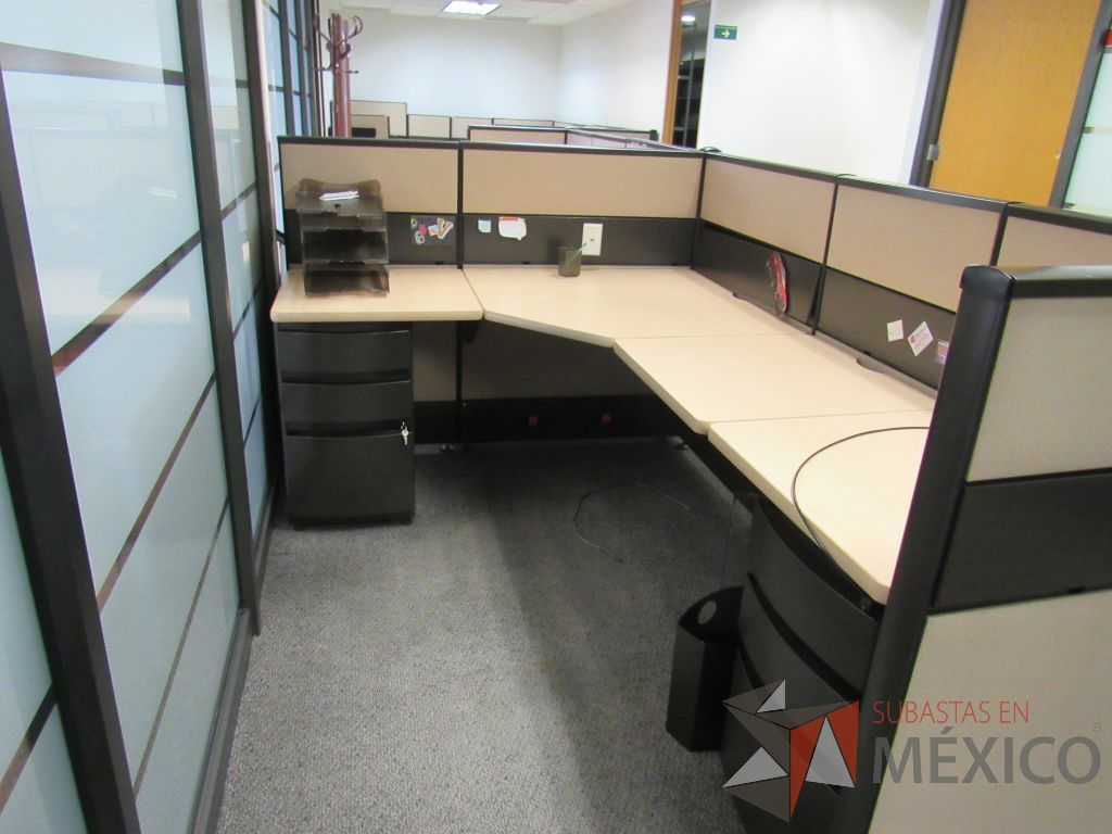 Lote 035 - Estación de trabajo de mampara metálica color beige para 2 personas con 2 archiveros de pedestal de 3 cajones - Imagen 11