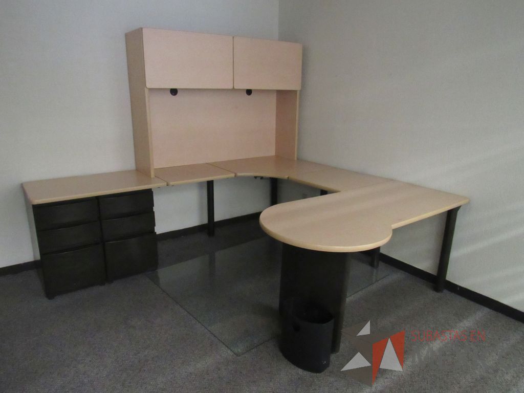 Lote 036 - Escritorio en herradura de costado izquierdo con 2 archiveros de pedestal de 3 cajones y gabinete superior de 2 puertas corrediza color madera - Imagen 2