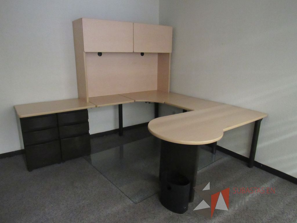 Lote 036 - Escritorio en herradura de costado izquierdo con 2 archiveros de pedestal de 3 cajones y gabinete superior de 2 puertas corrediza color madera - Imagen 3