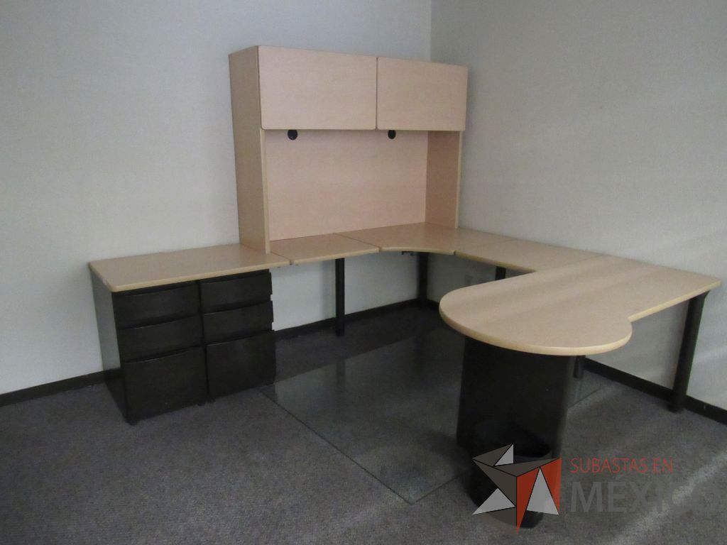 Lote 036 - Escritorio en herradura de costado izquierdo con 2 archiveros de pedestal de 3 cajones y gabinete superior de 2 puertas corrediza color madera - Imagen 4