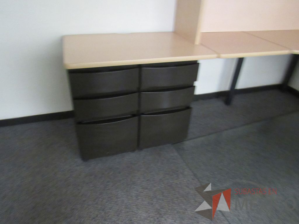 Lote 036 - Escritorio en herradura de costado izquierdo con 2 archiveros de pedestal de 3 cajones y gabinete superior de 2 puertas corrediza color madera - Imagen 5