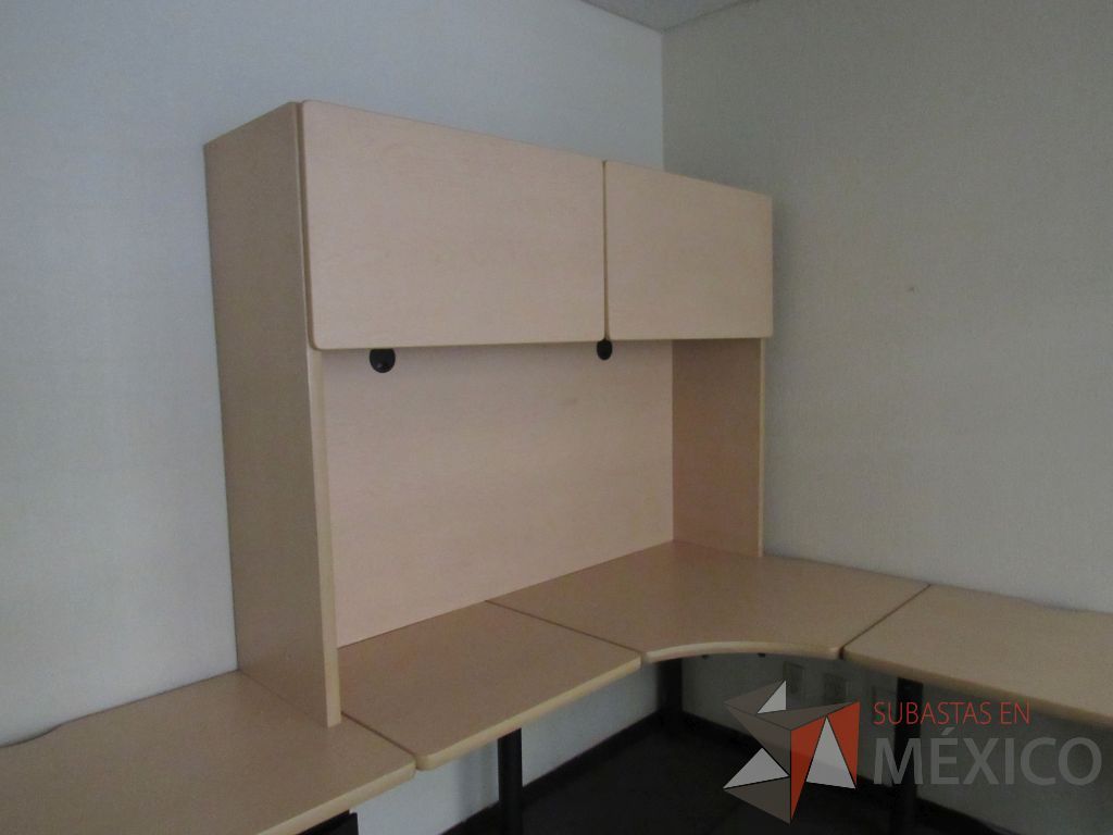 Lote 036 - Escritorio en herradura de costado izquierdo con 2 archiveros de pedestal de 3 cajones y gabinete superior de 2 puertas corrediza color madera - Imagen 6