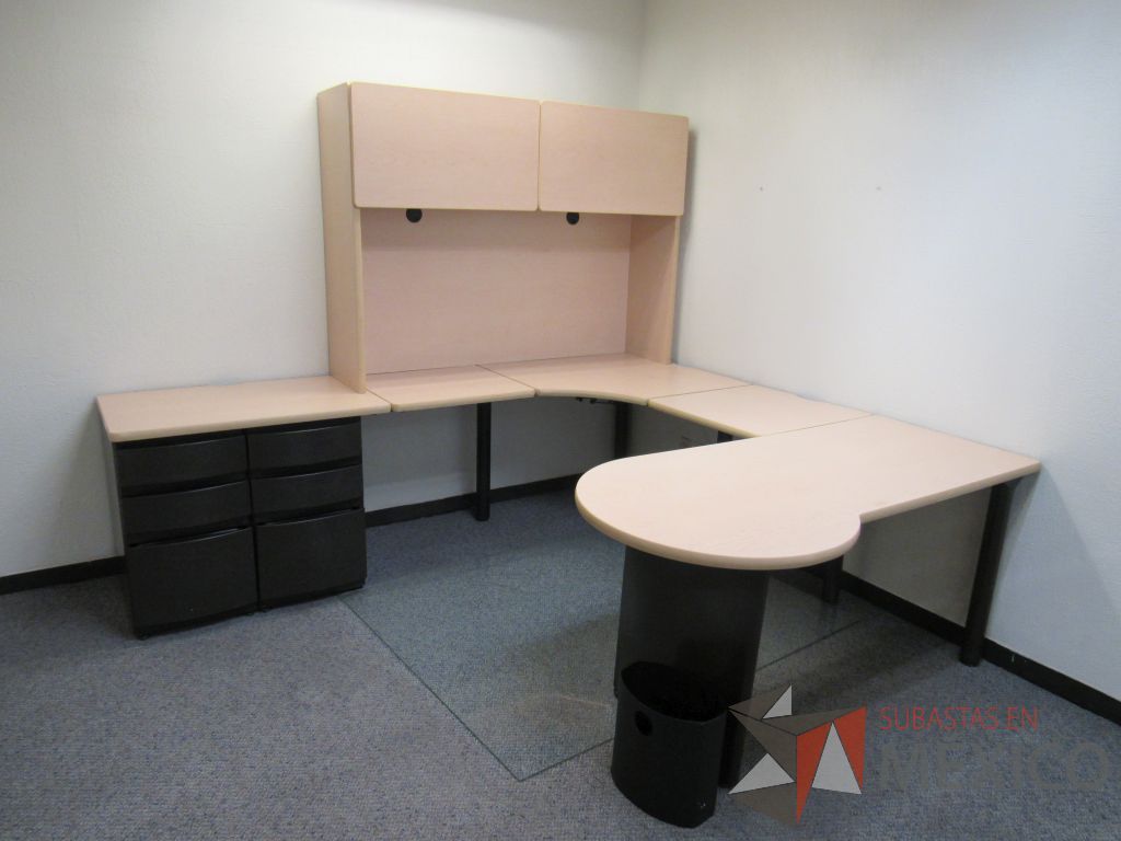 Lote 036 - Escritorio en herradura de costado izquierdo con 2 archiveros de pedestal de 3 cajones y gabinete superior de 2 puertas corrediza color madera - Imagen 9