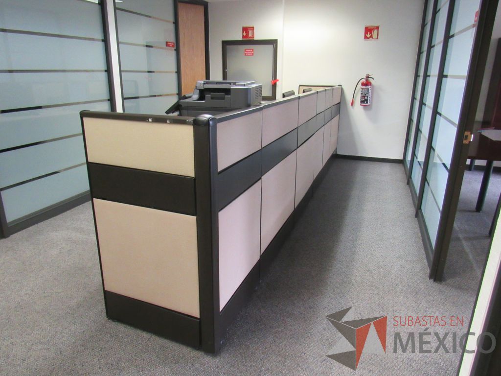 Lote 040 - Estación de trabajo de mampara metálica color beige para 2 personas con 2 archiveros de pedestal de 3 cajones - Imagen 4