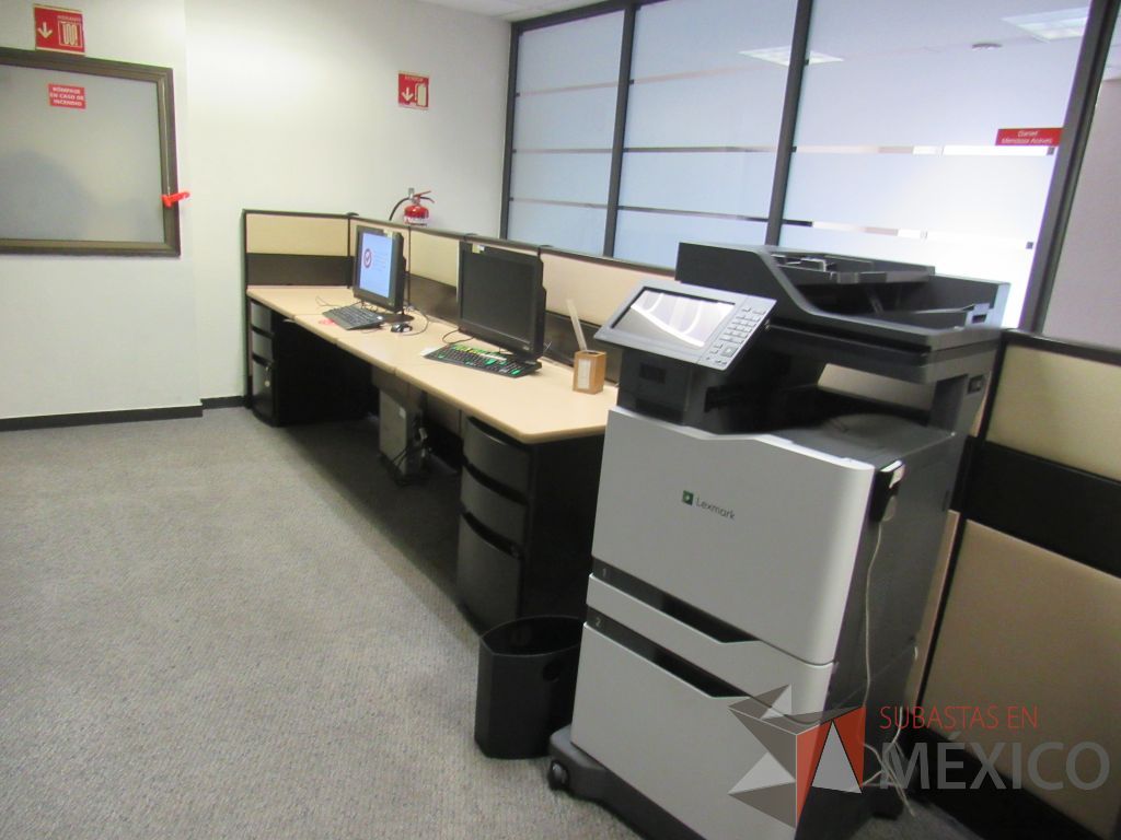Lote 040 - Estación de trabajo de mampara metálica color beige para 2 personas con 2 archiveros de pedestal de 3 cajones - Imagen 6