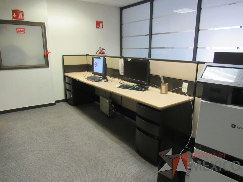 Lote 040 - Estación de trabajo de mampara metálica color beige para 2 personas con 2 archiveros de pedestal de 3 cajones