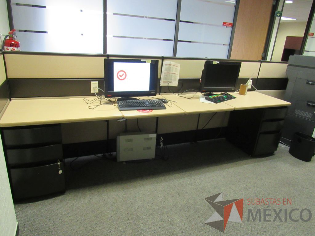 Lote 040 - Estación de trabajo de mampara metálica color beige para 2 personas con 2 archiveros de pedestal de 3 cajones - Imagen 7
