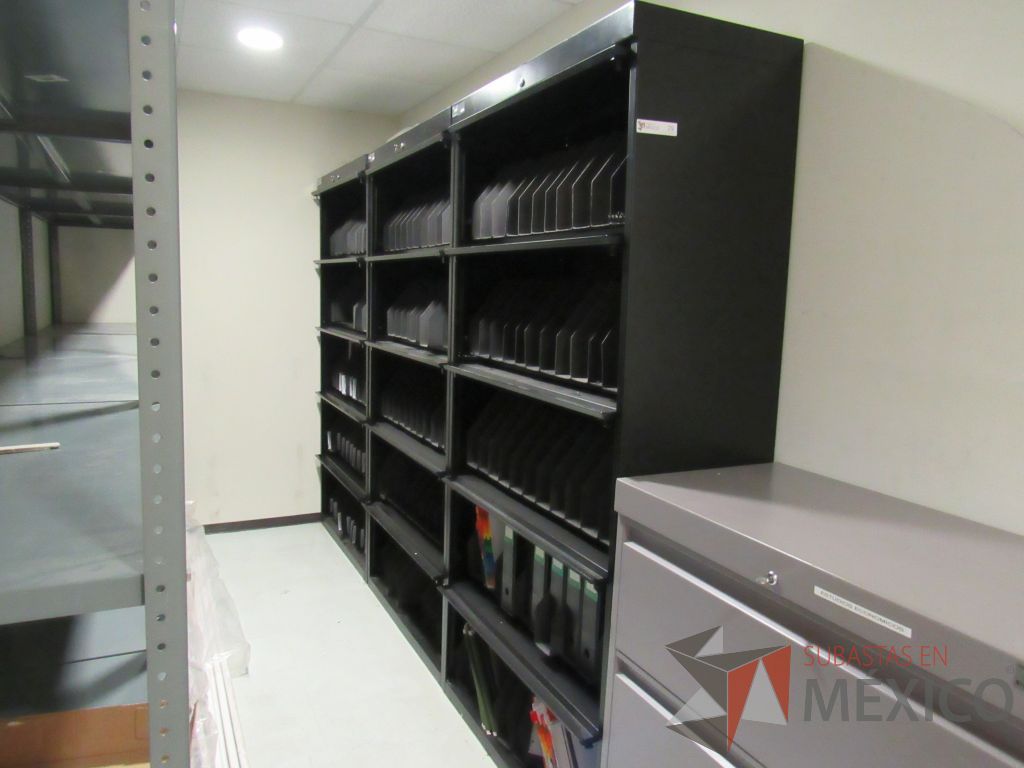 Lote 044 - Gabinete metálico alto con 4 gavetas con porta documentos color negro