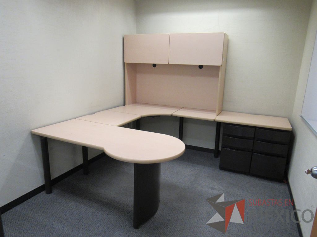 Lote 048 - Escritorio en herradura de costado derecho con 2 archiveros de pedestal de 3 cajones y gabinete superior de 2 puerta corrediza color madera