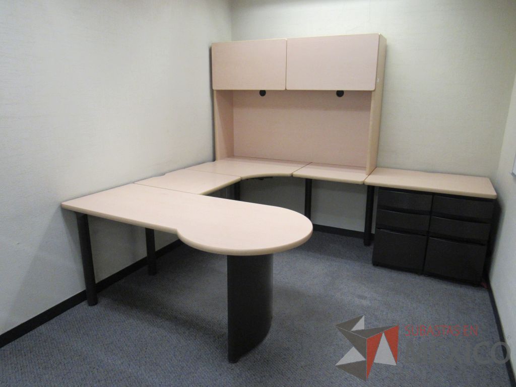 Lote 048 - Escritorio en herradura de costado derecho con 2 archiveros de pedestal de 3 cajones y gabinete superior de 2 puerta corrediza color madera - Imagen 7