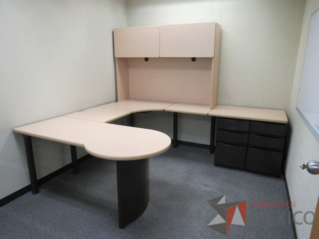 Lote 048 - Escritorio en herradura de costado derecho con 2 archiveros de pedestal de 3 cajones y gabinete superior de 2 puerta corrediza color madera - Imagen 6