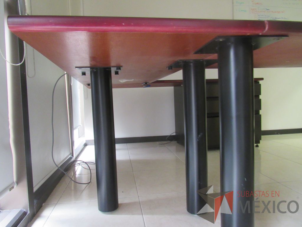 Lote 053 - Escritorio en herradura con base metálica, 2 archiveros de pedestal de 3 cajones y cubierta tipo bala color vino - Imagen 5