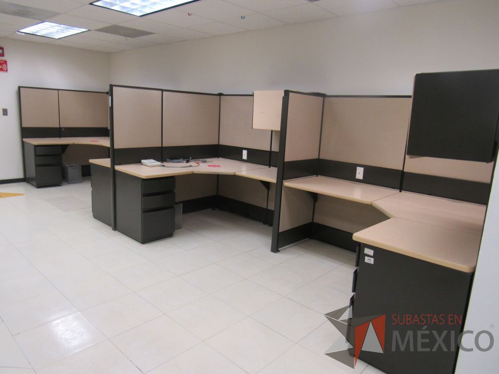 Lote 055 - Estación de trabajo de mampara alta color beige para 4 personas con 4 gavetas y 4 archiveros de pedestal de 3 cajones - Imagen 2