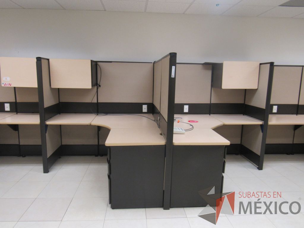 Lote 055 - Estación de trabajo de mampara alta color beige para 4 personas con 4 gavetas y 4 archiveros de pedestal de 3 cajones - Imagen 5