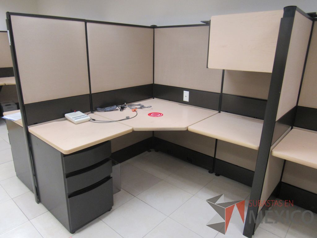 Lote 055 - Estación de trabajo de mampara alta color beige para 4 personas con 4 gavetas y 4 archiveros de pedestal de 3 cajones - Imagen 8