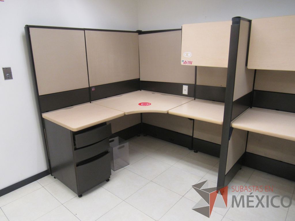 Lote 055 - Estación de trabajo de mampara alta color beige para 4 personas con 4 gavetas y 4 archiveros de pedestal de 3 cajones - Imagen 9