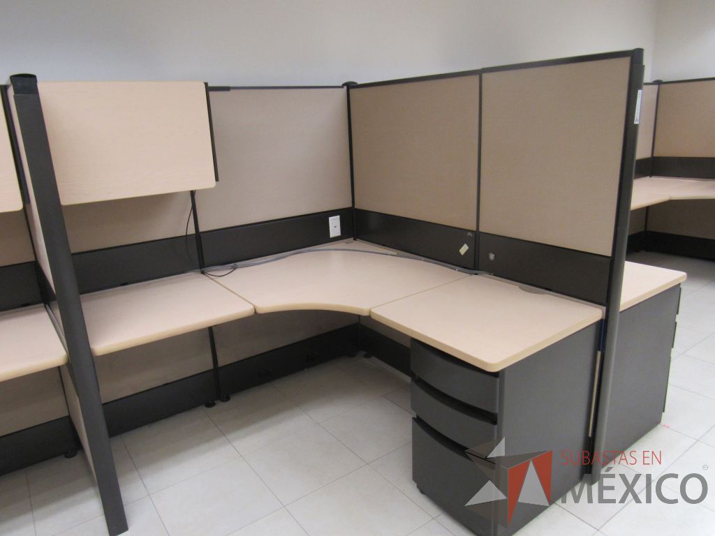Lote 055 - Estación de trabajo de mampara alta color beige para 4 personas con 4 gavetas y 4 archiveros de pedestal de 3 cajones - Imagen 10