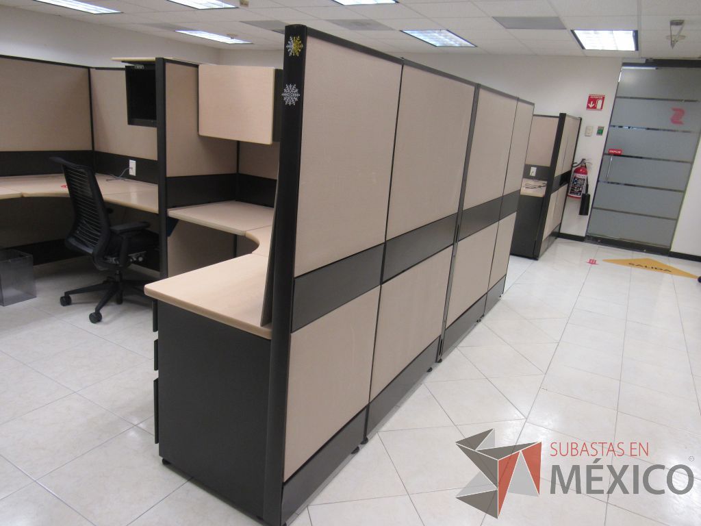 Lote 056 - Estación de trabajo de mampara alta color beige para 14 personas con 13 gavetas y 14 archiveros de pedestal de 3 cajones - Imagen 3