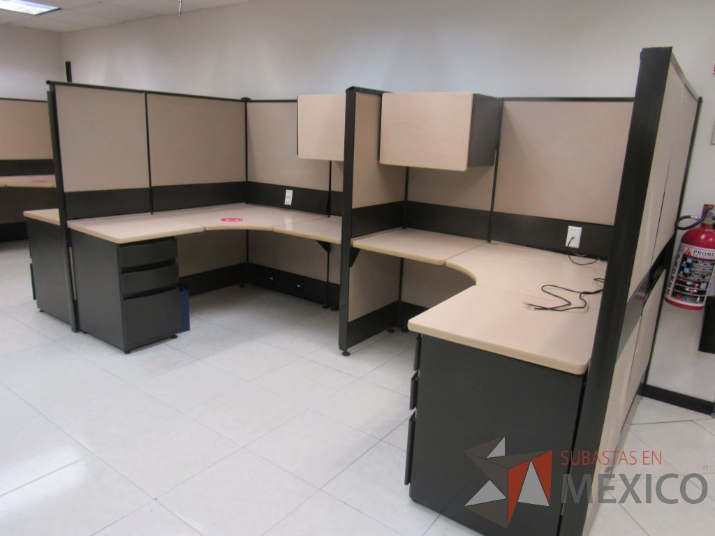 Lote 056 - Estación de trabajo de mampara alta color beige para 14 personas con 13 gavetas y 14 archiveros de pedestal de 3 cajones - Imagen 4