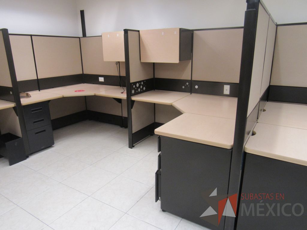 Lote 056 - Estación de trabajo de mampara alta color beige para 14 personas con 13 gavetas y 14 archiveros de pedestal de 3 cajones - Imagen 7