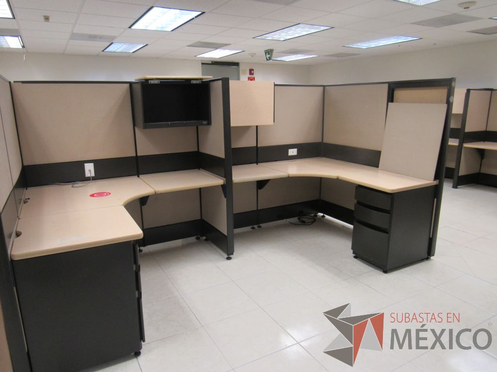 Lote 056 - Estación de trabajo de mampara alta color beige para 14 personas con 13 gavetas y 14 archiveros de pedestal de 3 cajones - Imagen 9