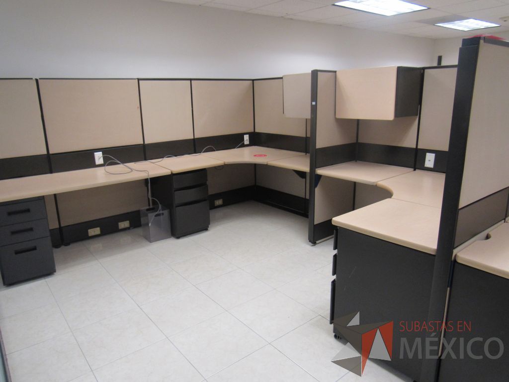 Lote 056 - Estación de trabajo de mampara alta color beige para 14 personas con 13 gavetas y 14 archiveros de pedestal de 3 cajones - Imagen 11