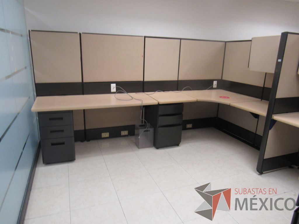 Lote 056 - Estación de trabajo de mampara alta color beige para 14 personas con 13 gavetas y 14 archiveros de pedestal de 3 cajones - Imagen 12