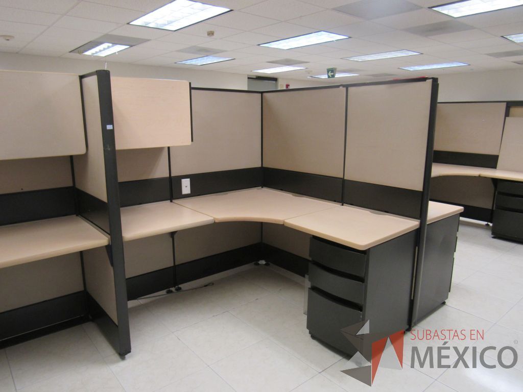 Lote 056 - Estación de trabajo de mampara alta color beige para 14 personas con 13 gavetas y 14 archiveros de pedestal de 3 cajones - Imagen 13