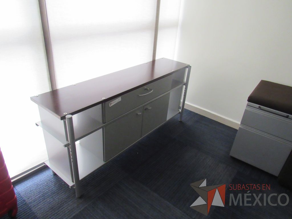 Lote 062 - 2 Credenzas metálicas con 2 puertas, 1 cajón y cubierta color café - Imagen 2
